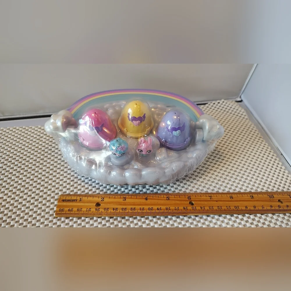 Hatchimals Alive Spring Basket with 6 Figures, 3 Self-Hatching Eggs NWT